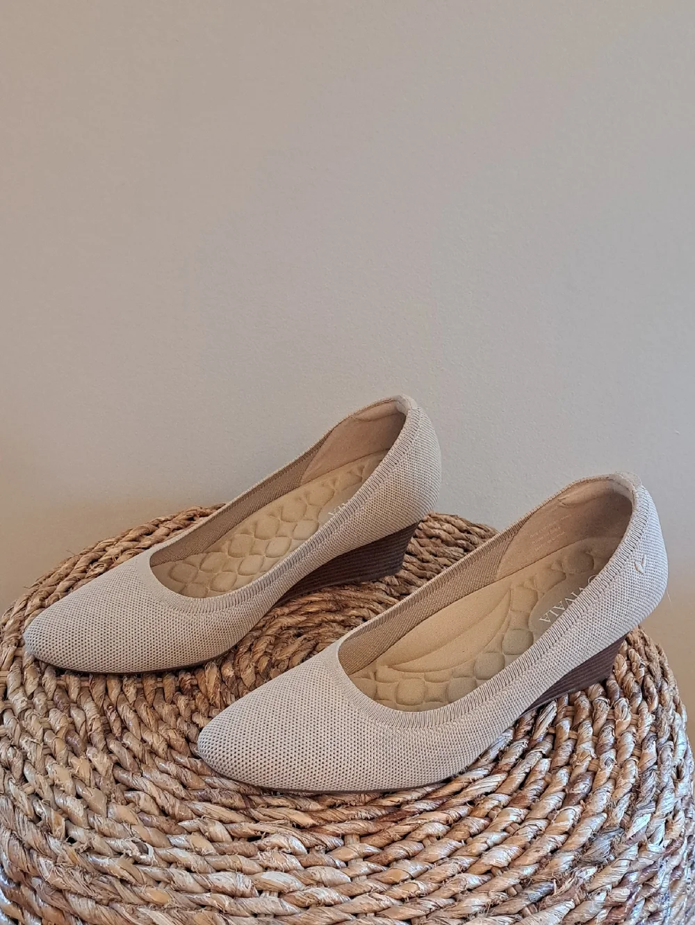 Vivaia Womens Deborah Stress Free Beige Knit‎ Pointed Toe Wedge Heels 39.5/8.5